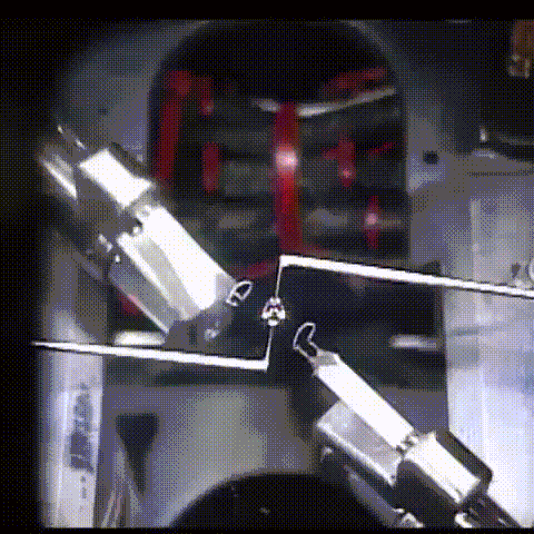 2014年7月18日，美国宇航员在国际空间站上做的FLEX-2实验时拍摄到这团漂浮的火球。在太空的零重力环境下，火焰在失去“重力”支撑后形成了奇异的现象，飘浮的燃料液滴先是蒸发扩散，然后被点燃，形成了一团不均匀燃烧的火球，就像海中的水母一样游动。这项实验有助于制造更好的发动机。